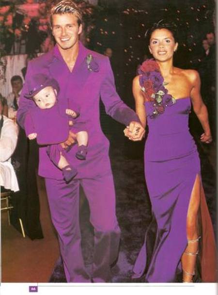 A Victoria e David piace vestirsi in coordinato: per il loro matrimonio nel 1999 hanno entrambi indossato il viola (1999)